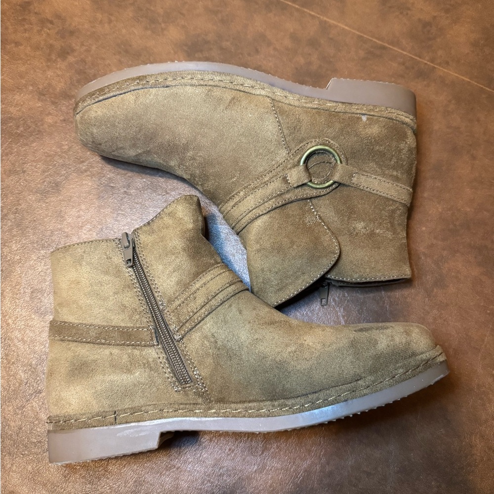 NWOT Bella Vita Tan Suede Ankle Boots. Size 9 1/2 women’s